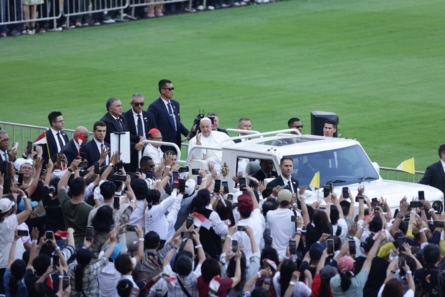 Paus Fransiskus berkeliling untuk memberkati dan menyapa umat Katolik di Gelora Bung Karno, Jakarta, Kamis (5/9/2024). Sekitar 80.000 umat hadir dalam Misa Akbar tersebut.  


INDONESIA PAPAL VISIT COMMITTEE/ANTONIUS ADITYA MAHENDRA
05/09/2024